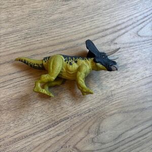 Mattel Jurassic World Dino Escape Wild Pack Zuniceratops Dinosaur Figure